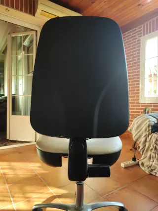 Sedia da ufficio bianca e argentata