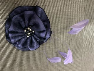 Tocado flor lila con pedrería y plumas