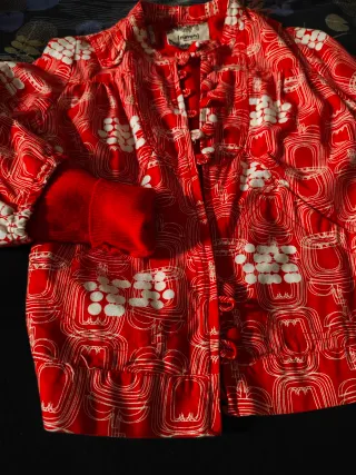 Chaqueta corta estampada roja y blanca