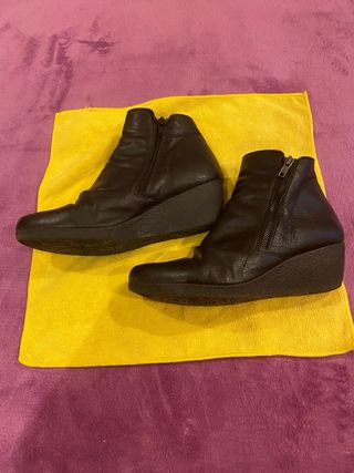 Botines de piel negra con tacón cuña.