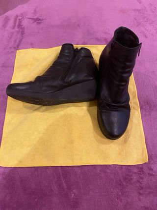 Botines de piel negra con tacón cuña.