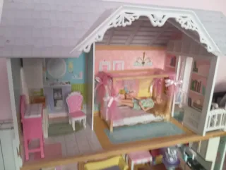 Casa de muñecas con accesorios