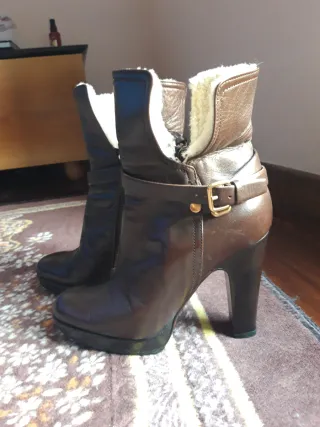 Stivaletti Miu Miu marroni con interno in pellicci