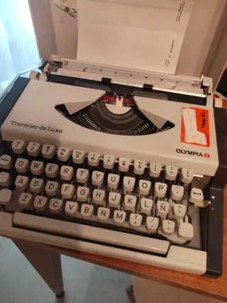 Máquina de escribir Olympia Traveller de Luxe