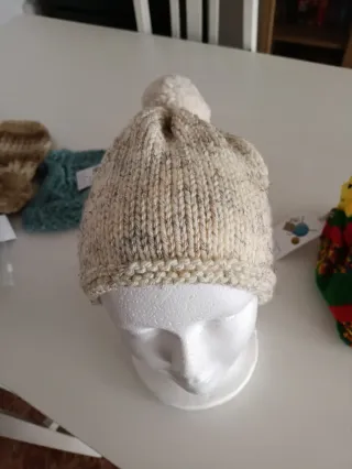 Gorros tejidosy con pompón