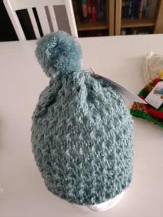 Gorros tejidosy con pompón