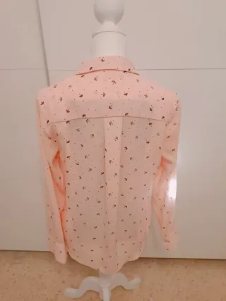 Camisa rosa con estampado de paraguas