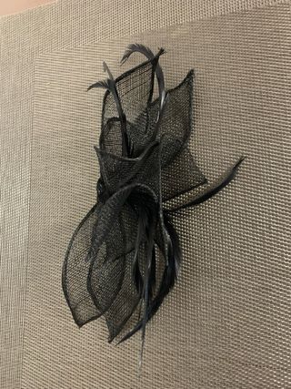 Tocado de red y plumas negro