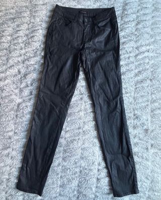Pantalones negros efecto piel
