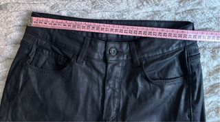 Pantalones negros efecto piel