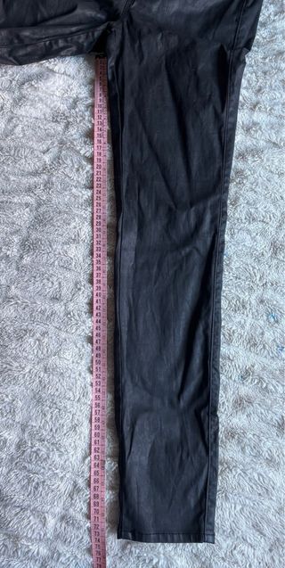 Pantalones negros efecto piel