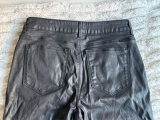 Pantalones negros efecto piel