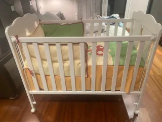 Cuna blanca con detalles de pollitos con colchon