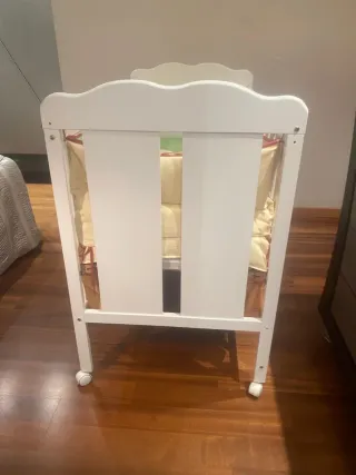 Cuna blanca con detalles de pollitos con colchon
