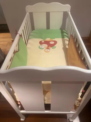 Cuna blanca con detalles de pollitos con colchon