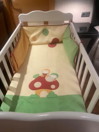 Cuna blanca con detalles de pollitos con colchon
