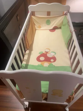 Cuna blanca con detalles de pollitos con colchon