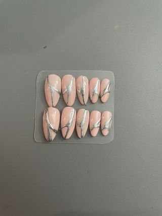 Uñas postizas press on diseño plateado