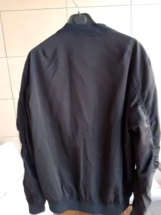 Chaqueta bomber Pull&Bear negra