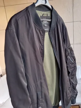 Chaqueta bomber Pull&Bear negra