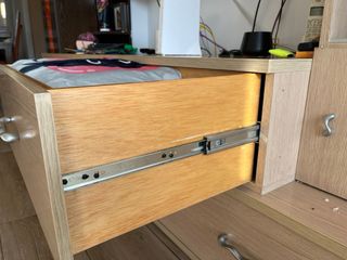 Mueble de salón modular beige y naranja.