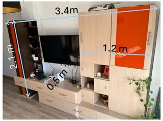 Mueble de salón modular beige y naranja.