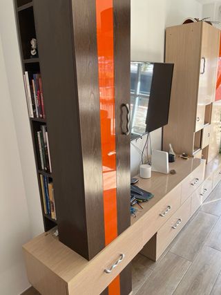 Mueble de salón modular beige y naranja.