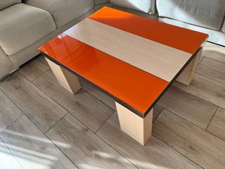 Mueble de salón modular beige y naranja.