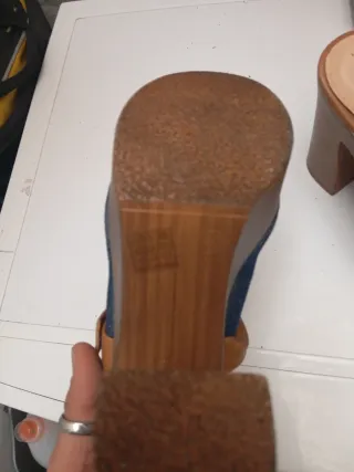 Zuecos altos plataforma denim y hebilla