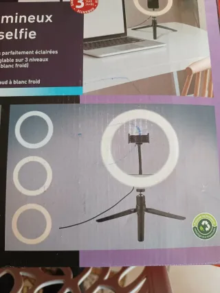 Treppiede con luce LED per live/selfie