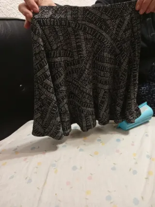 Falda corta brillante negra