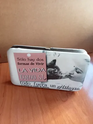 Cartera de mano con frase