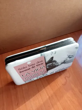 Cartera de mano con frase