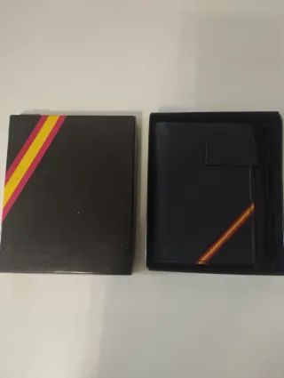 Cartera de hombre negra con detalles