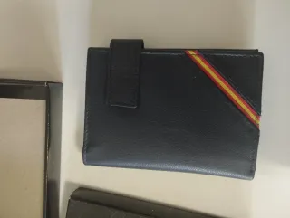 Cartera de hombre negra con detalles