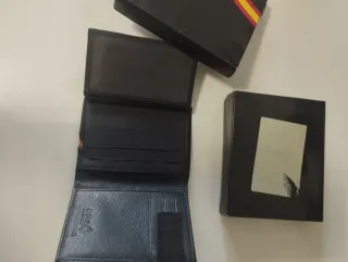 Cartera de hombre negra con detalles