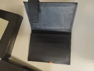 Cartera de hombre negra con detalles