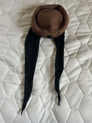 Gorro marrón con detalles negros