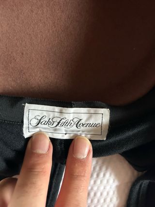 Gorro marrón con detalles negros