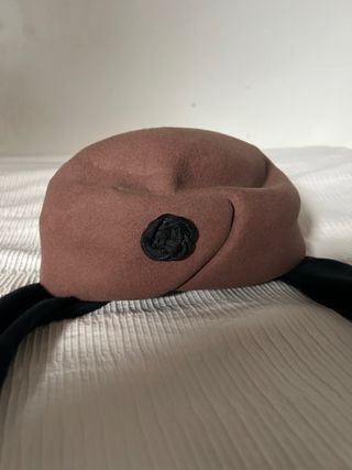 Gorro marrón con detalles negros