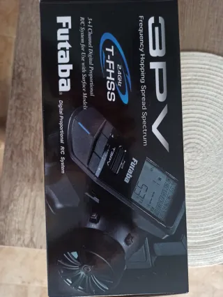 Emisora RC Futaba 3PV con receptor