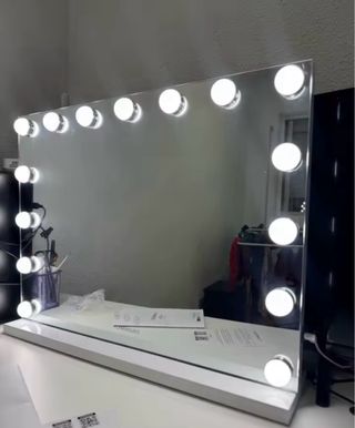 Espejo de maquillaje con luces LED