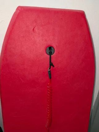 Tabla de surf roja para niños