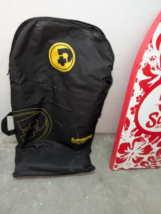 Tabla de surf roja para niños