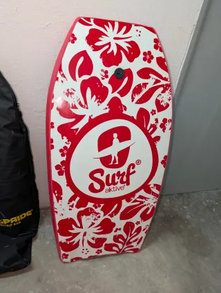 Tabla de surf roja para niños