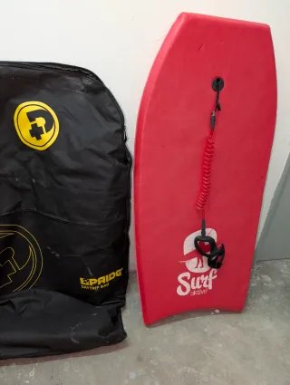 Tabla de surf roja para niños