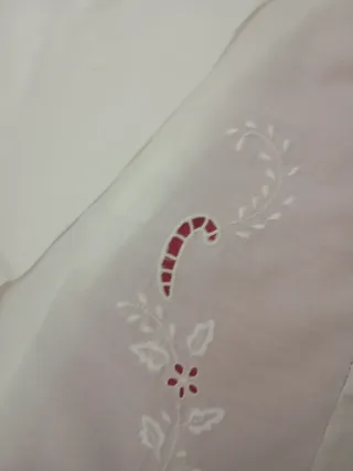 Juego de cama bordado y calado a mano