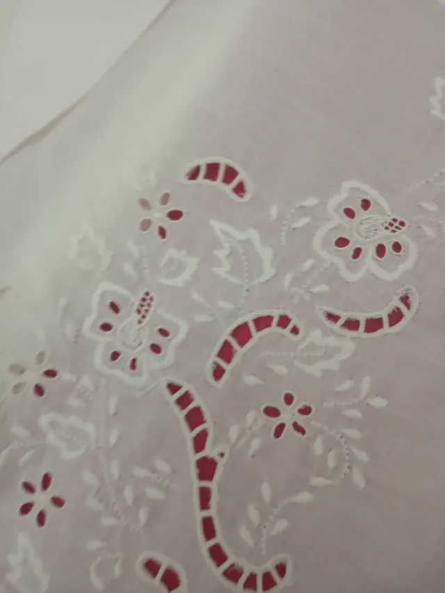 Juego de cama bordado y calado a mano