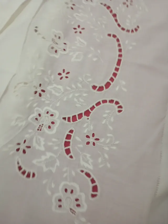 Juego de cama bordado y calado a mano