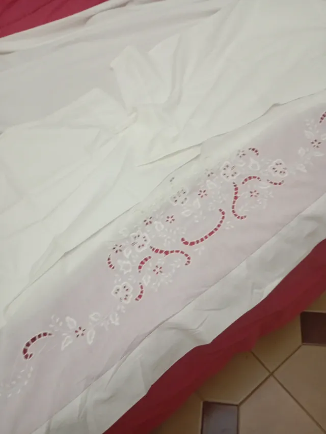 Juego de cama bordado y calado a mano